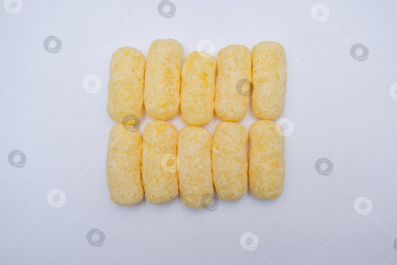 Скачать Кукурузные палочки на белом фоне фотосток Ozero
