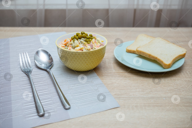 Скачать Салат Оливье в тарелке фотосток Ozero