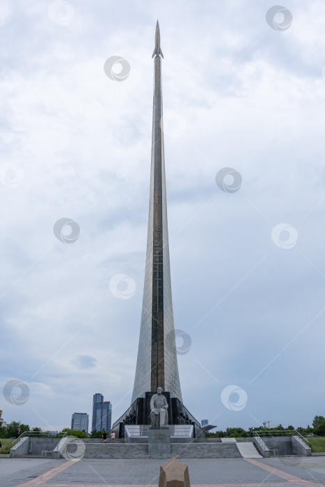 Скачать Монумент Покорителям космоса у музея космонавтики в Москве. Июль 2026 г фотосток Ozero