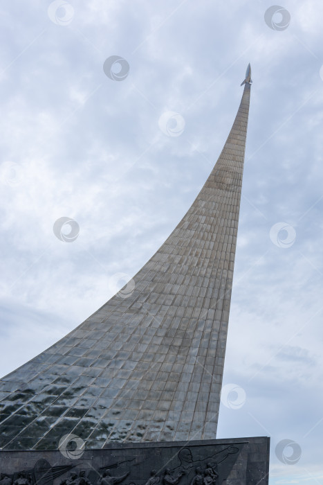 Скачать Монумент Покорителям космоса у музея космонавтики в Москве. Июль 2026 г фотосток Ozero