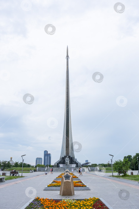 Скачать Монумент Покорителям космоса у музея космонавтики в Москве. Июль 2026 г фотосток Ozero
