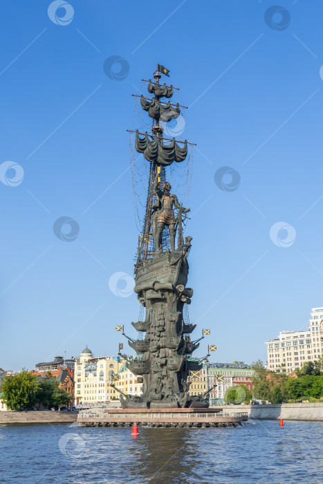 Скачать Высокий памятник Петру Первому на носу корабля в Москве. Июль 2026 фотосток Ozero