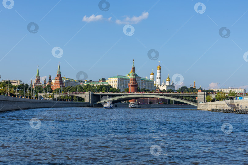 Скачать Москва-река, пешеходный мост с цветами и вид на Кремль. Июль 2026 фотосток Ozero