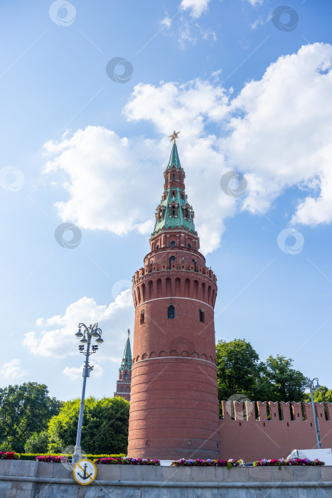 Скачать Башня Московского Кремля в солнечный летний день, Москва, июль 2026 фотосток Ozero