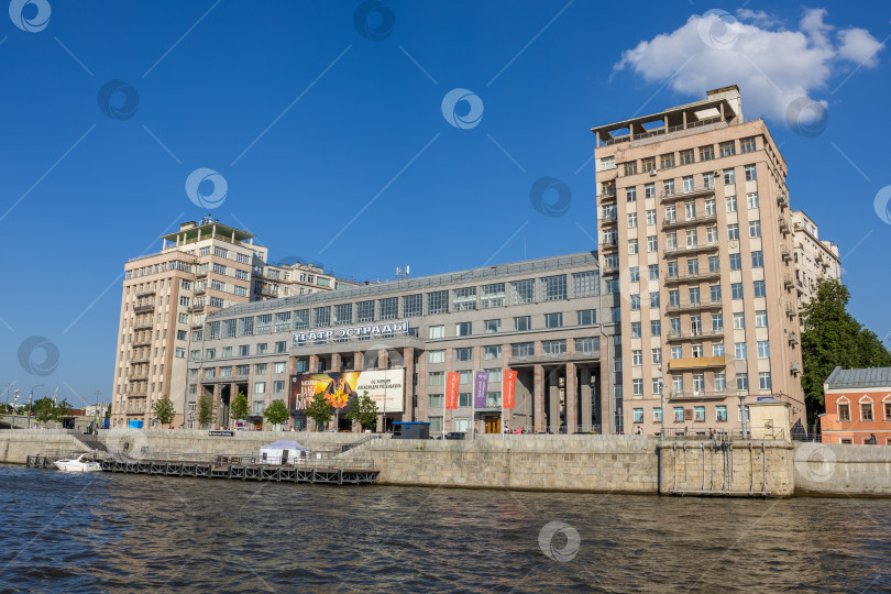 Скачать Государственный театр эстрады на набережной Москвы-реки в солнечный день. Июль 2026 фотосток Ozero