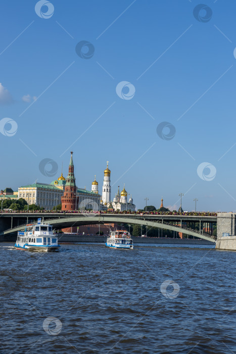 Скачать Москва-река, пешеходный мост и вид на Кремль. Июль 2026 фотосток Ozero