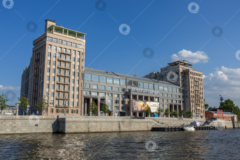 Скачать Государственный театр эстрады на набережной Москвы-реки в солнечный день. Июль 2026 фотосток Ozero