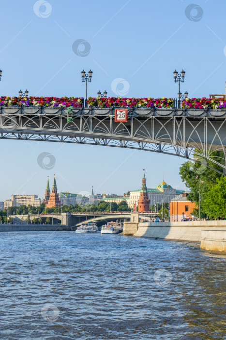 Скачать Москва-река, пешеходный мост с цветами и вид на Кремль. Июль 2026 фотосток Ozero