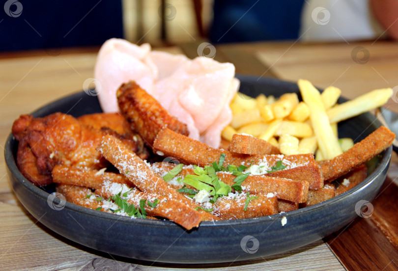Скачать Тарелка с жареной курицей, сухариками и картошкой фри фотосток Ozero