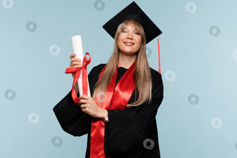 Скачать Девушка-выпускница в выпускной шляпе фотосток Ozero