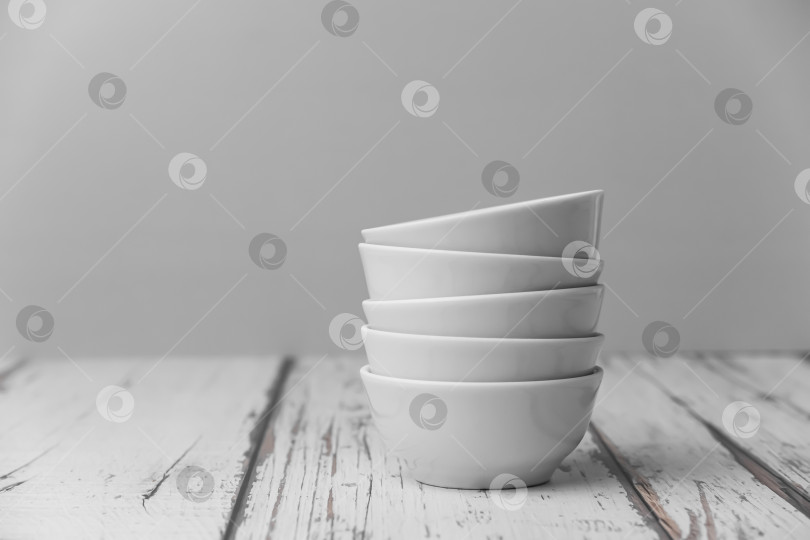 Скачать Белая керамическая посуда на светлом фоне фотосток Ozero