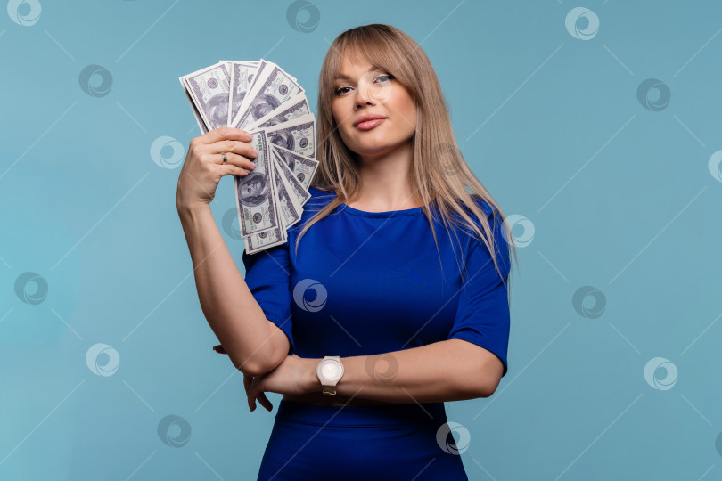 Скачать Женщина с веером бумажные деньги наличные фотосток Ozero