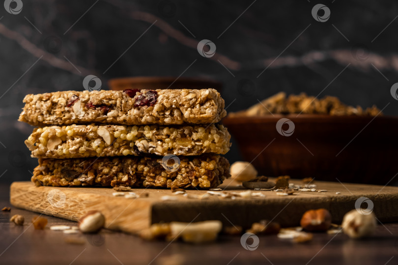 Скачать Злаковые батончики из гранолы с изюмом и сухофруктами. Концепция полезного эенергетического перекуса. фотосток Ozero