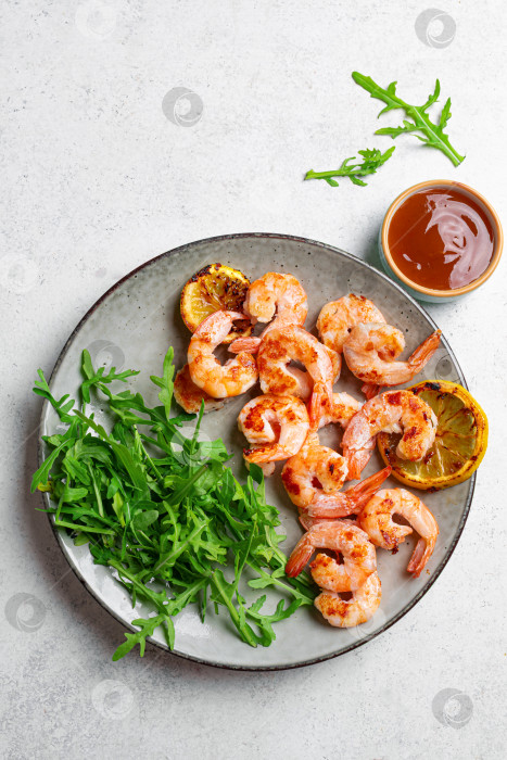 Скачать Креветки на гриле, креветки с рукколой фотосток Ozero