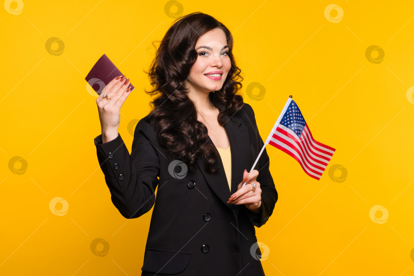Скачать Женщина с флагом США и паспортом фотосток Ozero