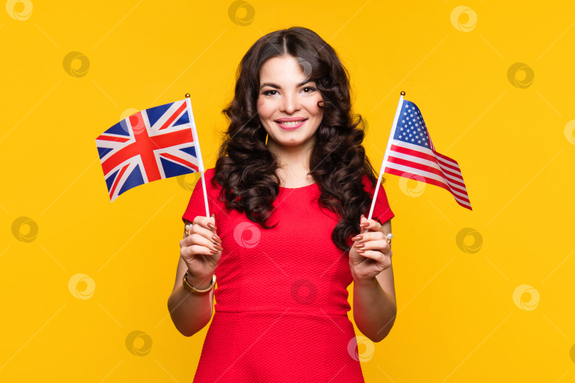 Скачать Девушка показывает маленькие флаги Великобритании и США фотосток Ozero