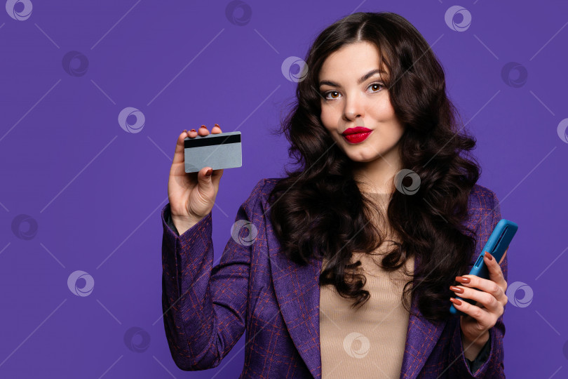 Скачать Женщина держит кредитную карту и смартфон фотосток Ozero