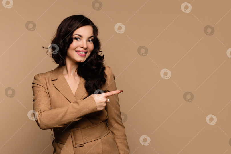 Скачать Женщина указывает указательным пальцем в сторону фотосток Ozero