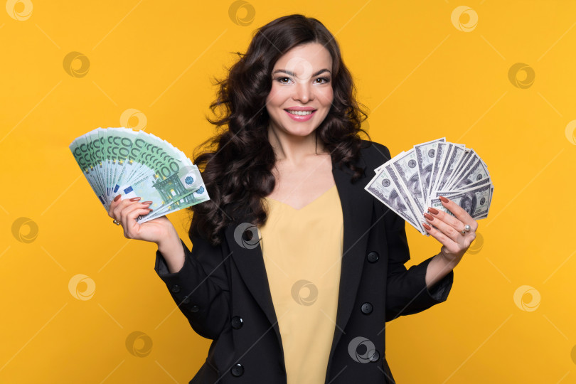 Скачать женщина держит в руках два денежных веера фотосток Ozero
