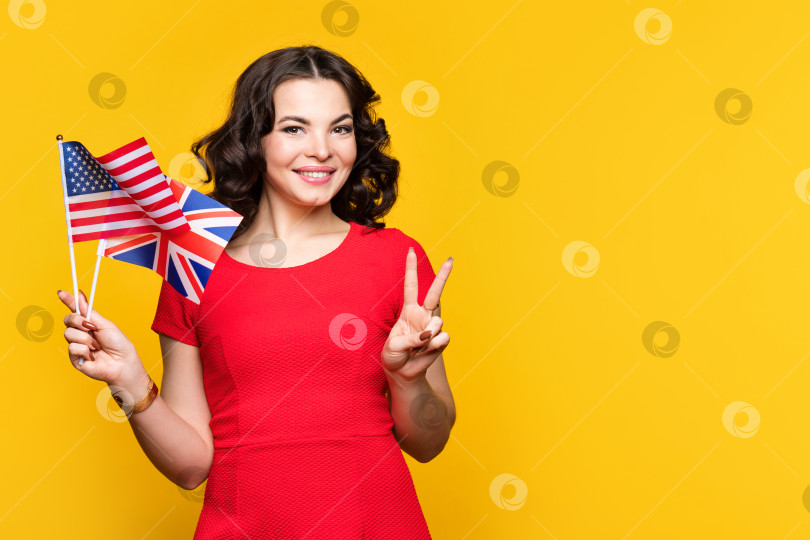 Скачать Женщина показывает маленькие флаги Великобритании и США фотосток Ozero