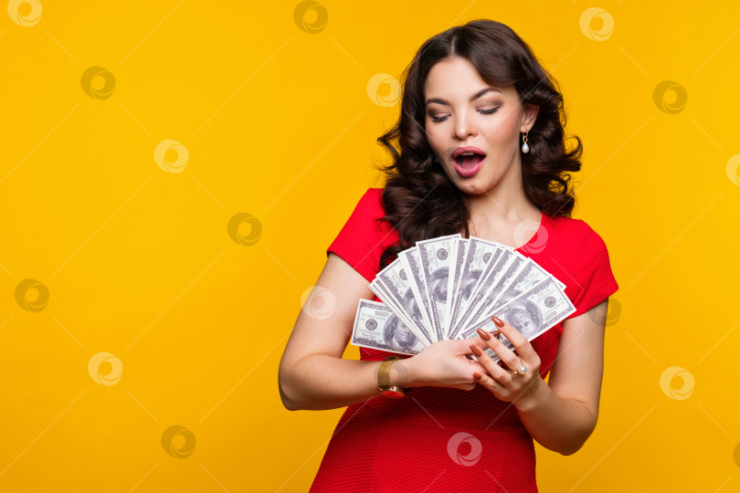 Скачать Деловая женщина показывает доллары поклонника фотосток Ozero