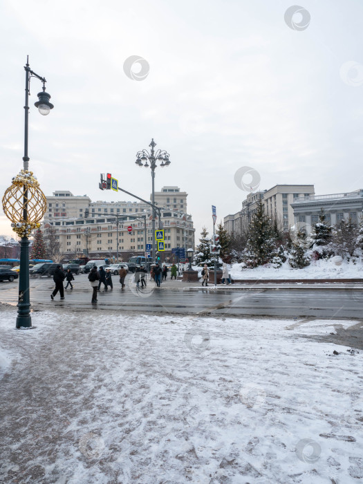 Скачать Россия, Москва, 07 февраля 2026 года. Вид с Театральной площади на здание Государственной Думы, покрытое снегом. Штаб-квартира Российского парламента на фоне зимнего городского пейзажа фотосток Ozero