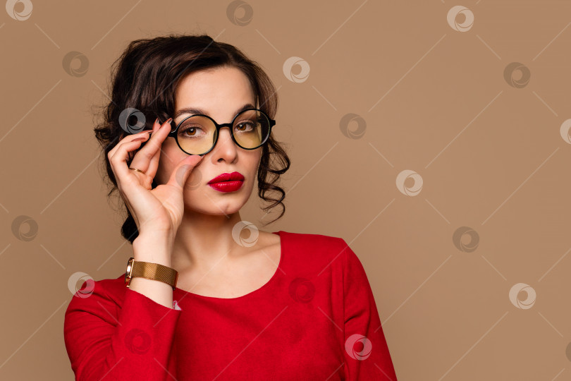 Скачать Грациозная девушка поправляет очки фотосток Ozero