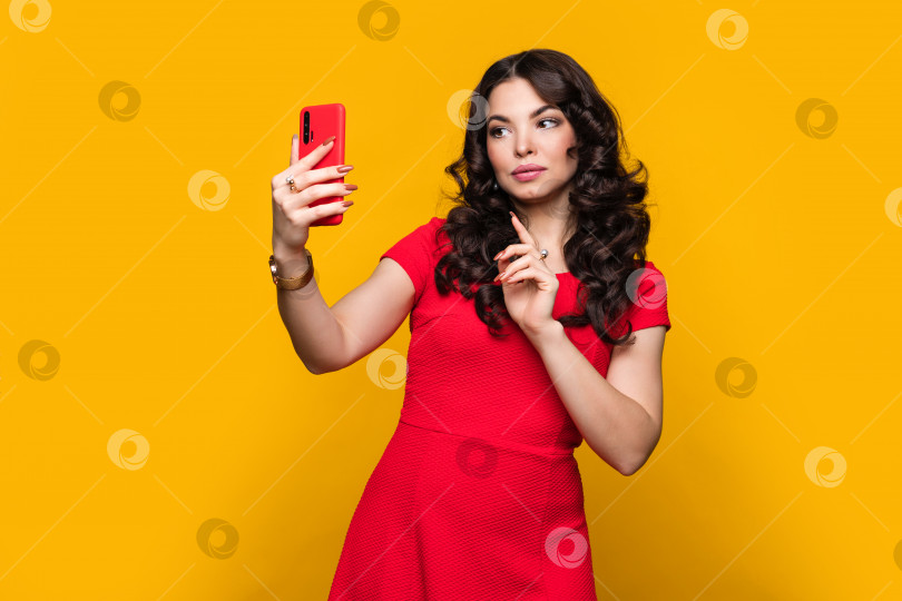 Скачать женщина девушка с мобильным телефоном фотосток Ozero