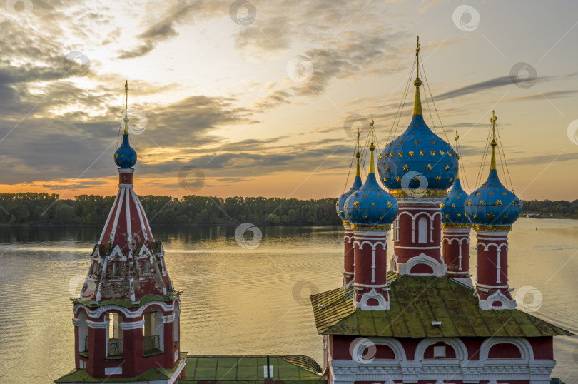 Скачать Углич, Россия. Набережная реки Волги в Угличе, храм Дмитрия на Крови в вечерних сумерках, на закате фотосток Ozero