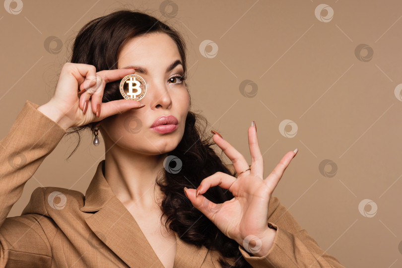 Скачать Женщина показывает золотой биткоин фотосток Ozero