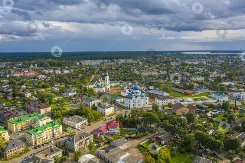 Скачать Углич, Россия. Исторический центр города, исторические здания, вид с высоты птичьего полета с беспилотника фотосток Ozero