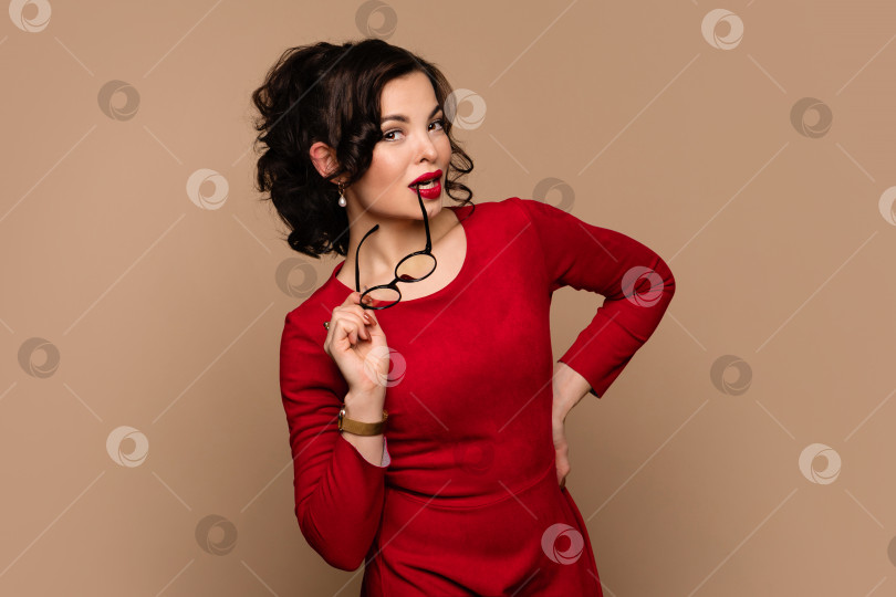 Скачать женщина прикусывает висок за стильными круглыми очками фотосток Ozero