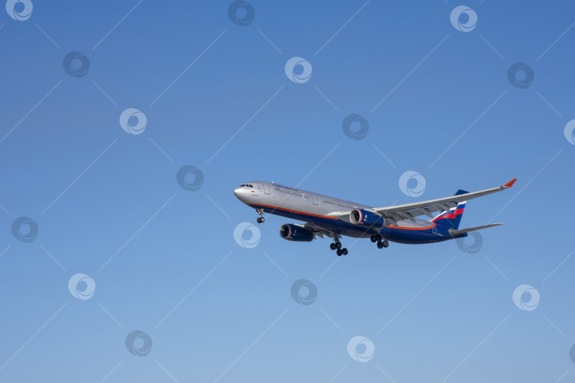 Скачать Россия. Хабаровск: Рейс пассажирского самолета (A330) фотосток Ozero
