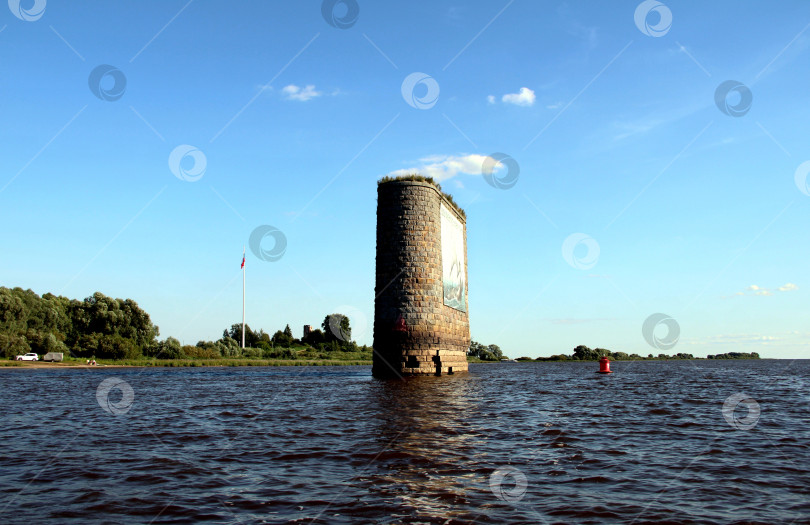 Скачать Опоры старого, недостроенного железнодорожного моста. фотосток Ozero
