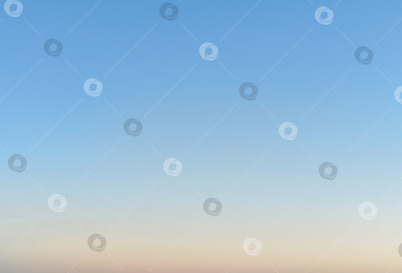 Скачать Ясное голубое летнее небо на закате фотосток Ozero