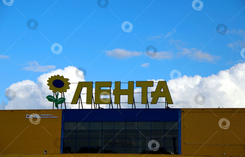 Скачать Магазин с вывеской "ЛЕНТА" фотосток Ozero