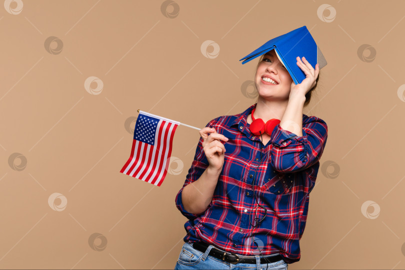 Скачать девушка показывает флаг США и рабочую тетрадь фотосток Ozero