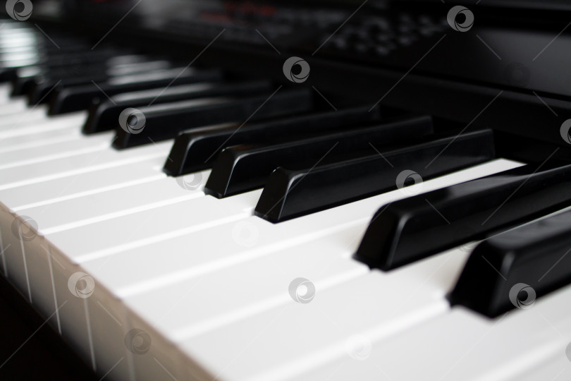 Скачать Клавиатура электронного пианино крупным планом фотосток Ozero
