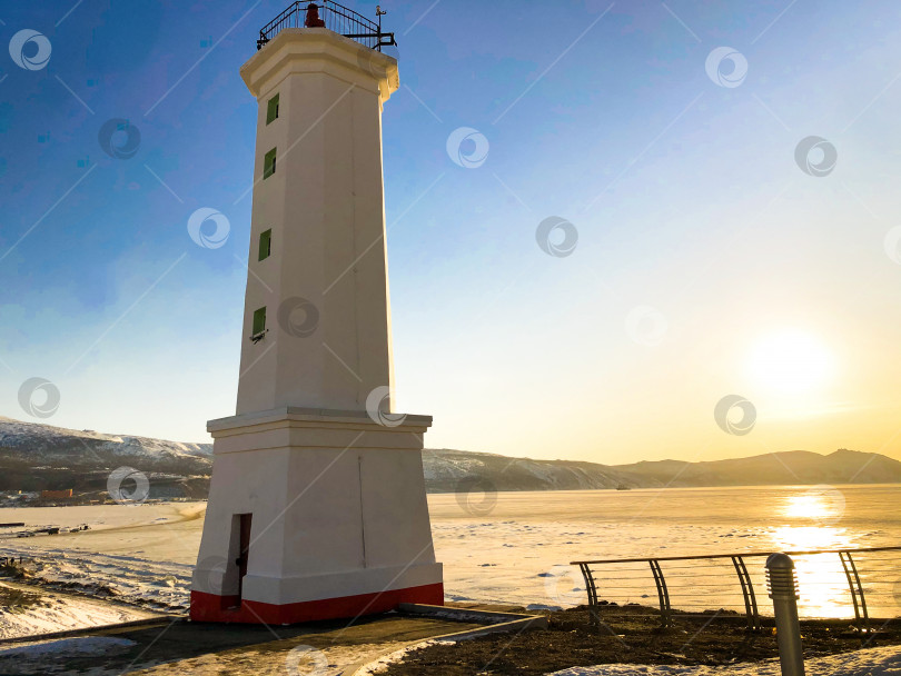 Скачать Фотография старого маяка на берегу моря в Магадане, Россия фотосток Ozero