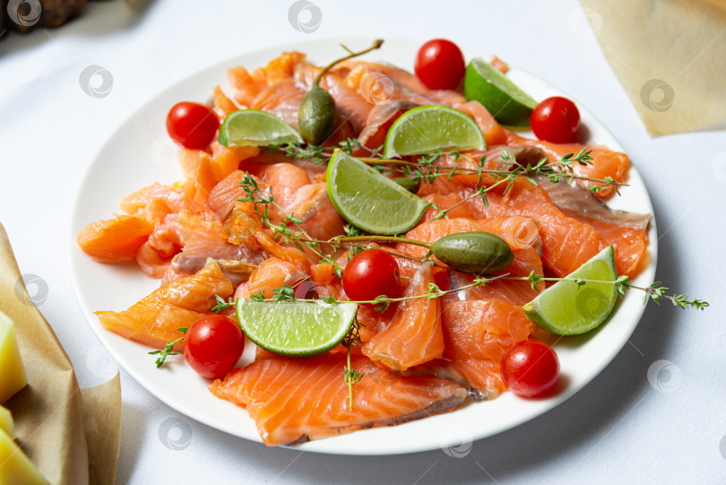 Скачать Тарелка с копченым лососем: Кулинарное благополучие фотосток Ozero