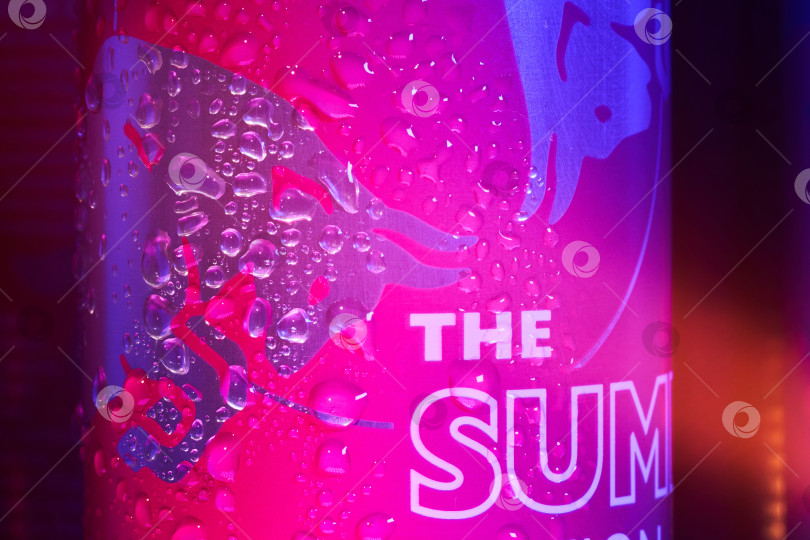 Скачать Тюмень, Россия -20 марта 2026 года: Крупный план розовой банки Red Bull Summer Edition с логотипом red bull на кольце. фотосток Ozero