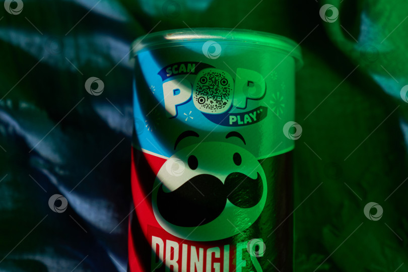 Скачать Тюмень, Россия-20 марта 2026 года: Pringles Сканирует рекламную упаковку Pop Play с помощью QR-кода, ориентируясь на интерактивного потребителя фотосток Ozero