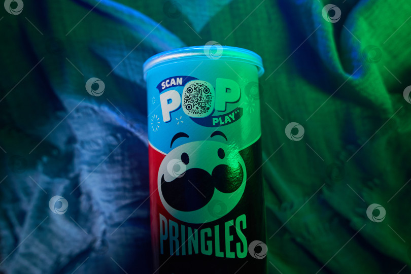 Скачать Тюмень, Россия-20 марта 2026 года: Pringles Сканирует рекламную упаковку Pop Play с помощью QR-кода, ориентируясь на интерактивного потребителя фотосток Ozero