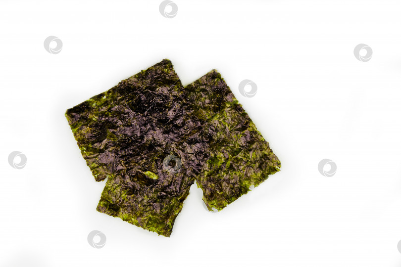 Скачать Хрустящие водоросли нори на белом фоне. Традиционные японские сухие листы из морских водорослей фотосток Ozero