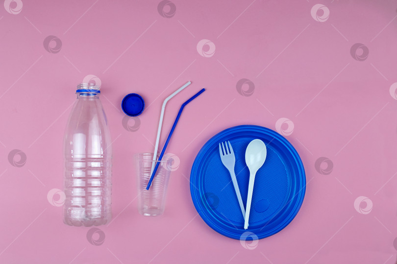 Скачать Пустая пластиковая бутылка, посуда, отходы. Скажите "нет" одноразовому пластику. Концепция вторичной переработки. фотосток Ozero