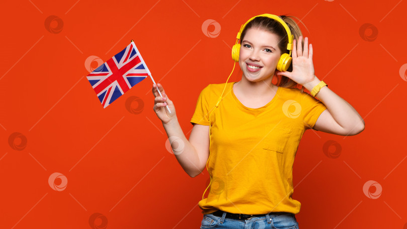 Скачать Девушка держит маленький флаг Великобритании фотосток Ozero