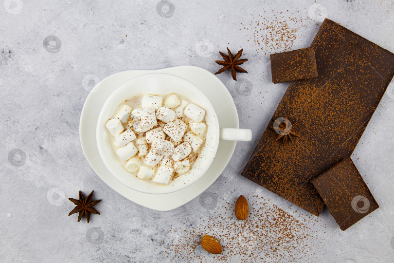 Скачать Ингредиенты для приготовления горячего шоколада. Шоколад, какао-порошок, корица, анисовая звездочка, зефир и молоко фотосток Ozero