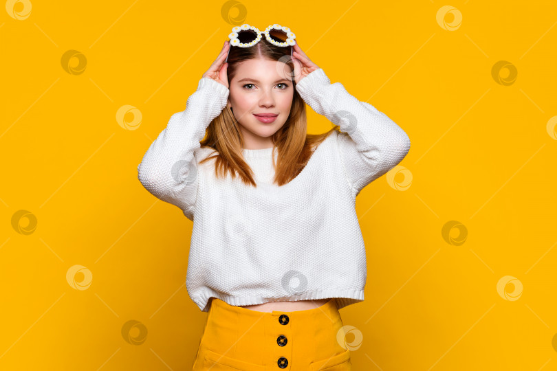 Скачать Привлекательная девушка в белом свитере фотосток Ozero