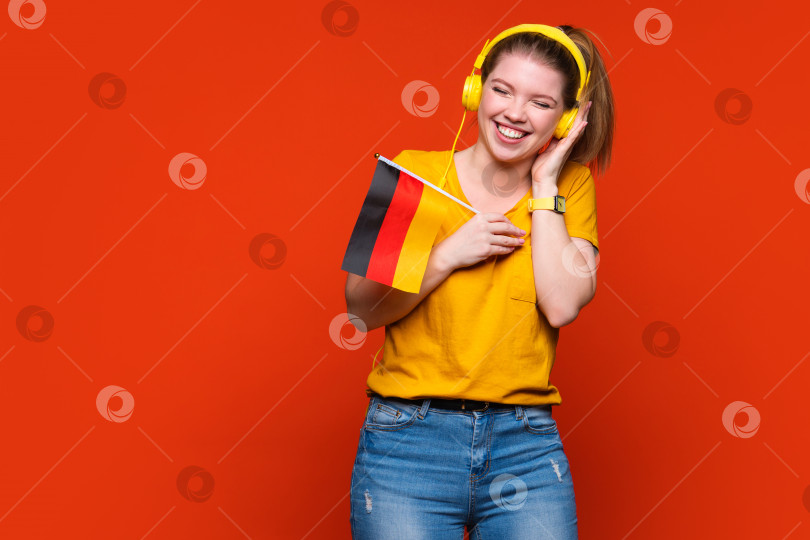 Скачать Девушка держит маленький немецкий флаг фотосток Ozero