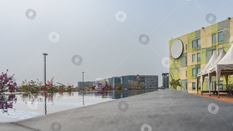 Скачать Бассейн находится на крыше городского отеля. Чистая вода. фотосток Ozero